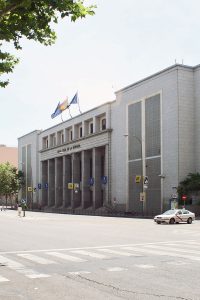 Fachada principal de la Real Casa de la Moneda – Fábrica Nacional de Moneda y Timbre, en la calle del Doctor Esquerdo. (Fotografía: Mario Sánchez).