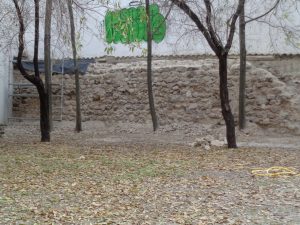 FOTO 1: Tramo noreste de la muralla cristiana del siglo XII, en la zona verde de los números 15 y 17 de la c/ Almendro. Destaca la buena conservación y regular disposición de los mampuestos de sílex y caliza.