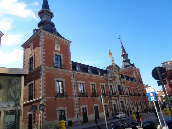 Vista general del Palacio de Santa Cruz, edificado entre 1629 y 1636, fue sucesiva sede de la Sala de Alcaldes de Casa y Corte y Real Cárcel de Corte, Palacio de Justicia, Ministerio de Ultramar y, actualmente y desde 1938, Ministerio de Asuntos Exteriores.